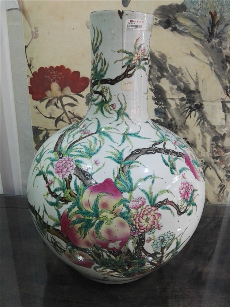 清代光绪粉彩九桃天球瓶，高58公分。.jpg