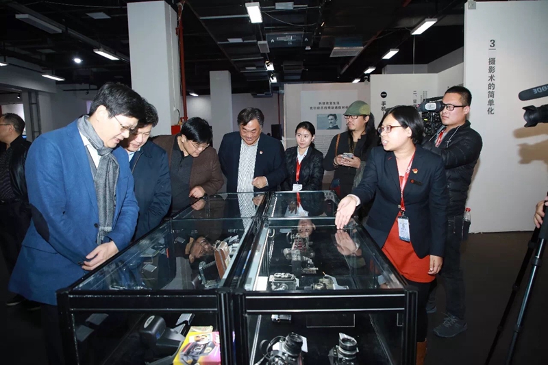 8、行业专场领导参通讯展.JPG