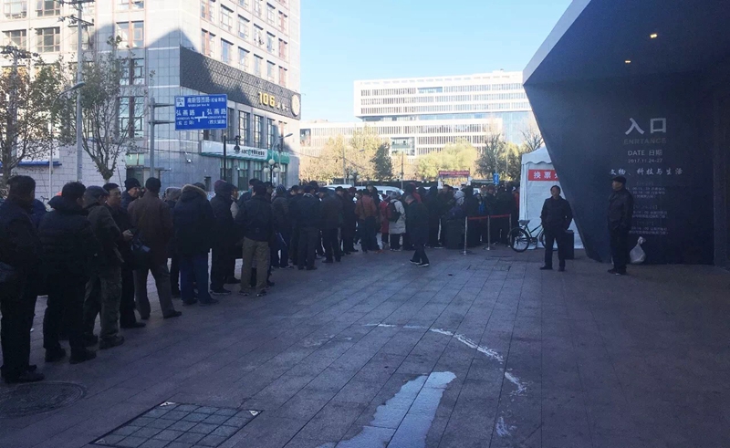 13、换票观众.JPG