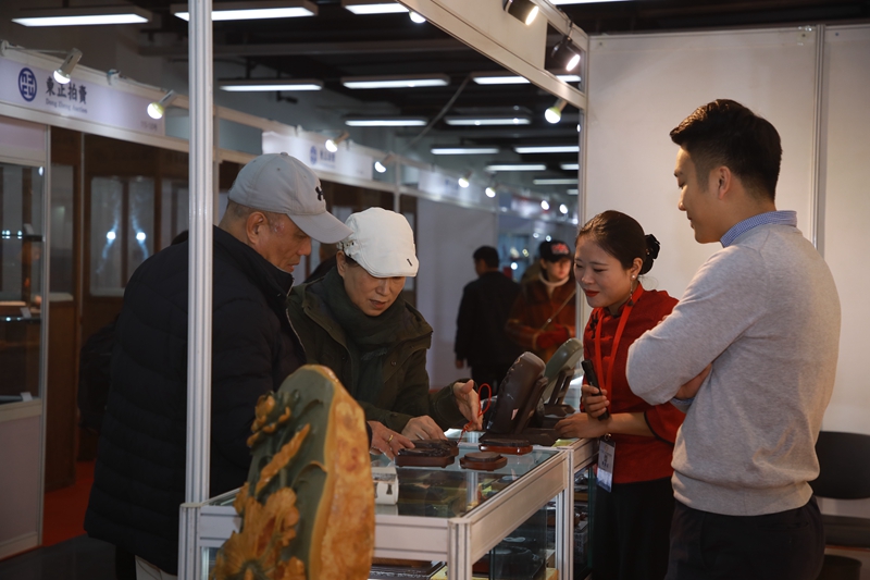 14、展商与观众交谈.JPG