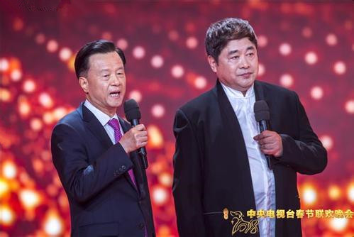 故宫博物院院长单霁翔、世茂集团董事局主席许荣茂在春晚舞台上。
